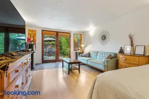 Private Studio City Guest House - Image 2