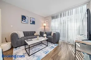Location Walk to the beach Chic Condo! - Image 4