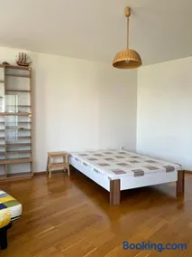 Spacious 1-Bedroom Apartment with Private Parking - Image 2