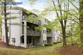 Retro Condo Beach & Pool Access Near Downtown - Image 1