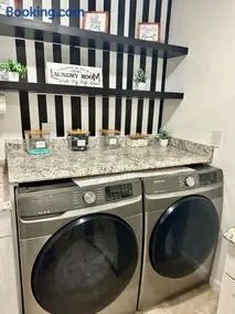 Stylish Studio with Kitchenette - Image 2
