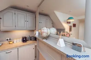 Heron Stays Bath- Charming Village Cottage, 3 Bedrooms, Parking, Garden, Just 3 Miles to Bath Centre, Sleeps 6 - Image 5
