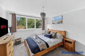 Waterside House I Close to City Centre I Sleeps 6 I Driveway Parking I Smart TVs in Bedrooms I Fast Wifi I Work Desk I Self-Check-In I By Yoko Property - Image 2