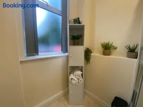 Modern studio apartment - great location! - Image 2