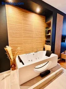 Suite Cosy Jacuzzi Troyes - Secrets d'Ana - Image 1