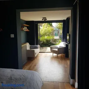 Modern 1-bed apartment, plus parking, near Oxford and the JR - Image 2