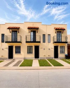 House with Access to Amenities in Alta California - Image 1