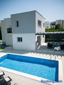 Villa Lumaka Sun - Amazing Home In Brodarica with 4 Bedrooms, Wifi, Outdoor Swimming Pool and Heated Swimming Pool - Image 2