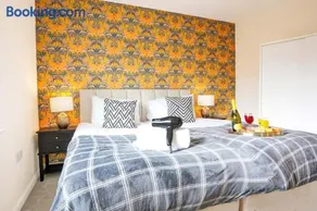 Stylish Canal Side Apartment - City Centre - Free Parking, Balcony, Smart TV, Fast Wifi by Yoko Property - Image 3