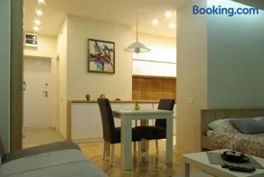 Square Studio Apartment - Image 4