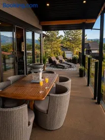 casa loma Okanagan Hideaway, Lake views & Outdoor Adventures - Image 3