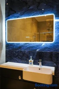 Luxury 5 Star apartments, Parking, Garden, near Metro Stations 10-15mins to London - Image 2