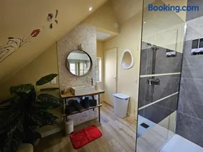 Le Chalet, Escapade Spa & Jacuzzi Privé proche Lille - Image 2