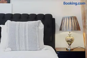 Belrose 2 Bed Holiday Home Free Parking - Image 2