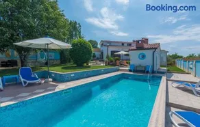 Anitavilla Poreč Apartments with Pool - Image 1