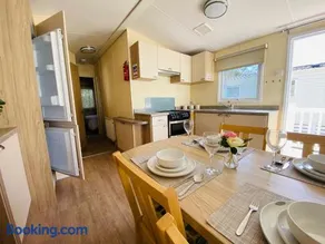 New Forest Bees Holiday Home, Bashley - Image 2