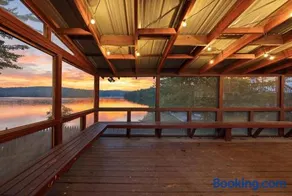 Lakefront Group Retreat on Swan Lake Sleeps 18 Kayaks, Fire Pit & Dock - Image 4