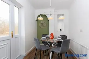 4BR Home with Parking Ideal for Contractors - Image 2