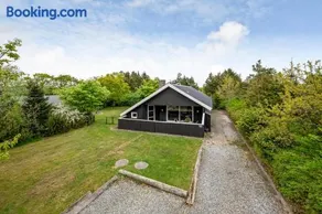 Lovely Holiday Home With Modern Facilities And Fenced Grounds - Image 1
