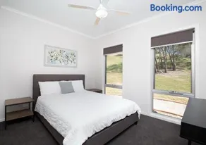 Ironbark Cabin at Homewood Lodge - Image 5