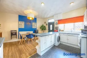 Summer Lane Business Stays 3 Bedrooms 6 Beds Ideal For Longer Stays-Near M1 - Image 2