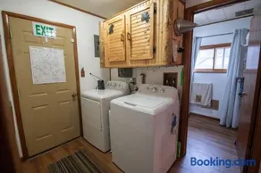 Black bear cabin with blow up hot tub - Image 3