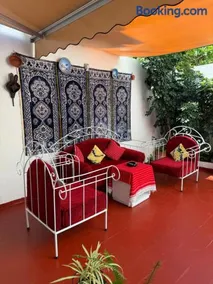 Giant House, Private Patio & Ultra-Fast Wi-Fi - Image 2