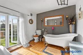 139 I Abbey House I Characterful & Peaceful 1BR House w Garden, Rooftop Balcony, Fully Equipped Kitchen and Dedicated Workspace - Image 4