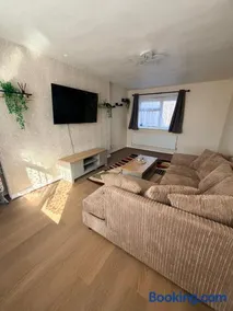 House In Hednesford Cannock, 3 Bedroom, sleeps 5 - Image 1