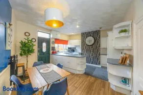 Summer Lane Business Stays 3 Bedrooms 6 Beds Ideal For Longer Stays-Near M1 - Image 5