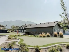 Modern W Pool, Gym, HotTub, Golf, Pet Friendly - Image 1