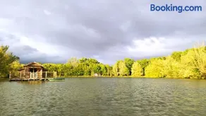 Cabanes flottantes du Lac de Pelisse - Image 2