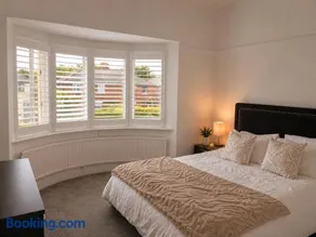 House Sleeps 9 with Parking and Garden - Image 2