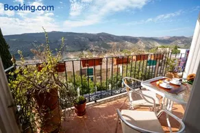 Encanto en Iznájar con terraza y vistas a la montaña - Image 1