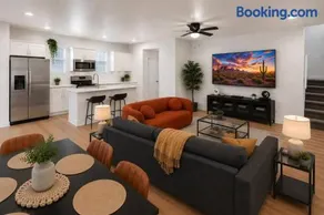 Modern 3BR Getaway Near Downtown Phoenix Hotspots - Image 1