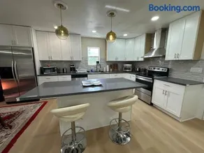 5 Star Cozy modern house all amenities Sleep 6 - Image 3