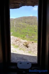 Secluded cottage nestled in the Beara Peninsula - Image 1
