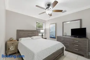 Villa 10 mins to WEF - Fenced Yard - Pet Friendly - Image 2