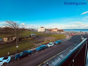 Spanish City View 2, Luxury Sea Front Apartment Free Onsite Parking - Image 3