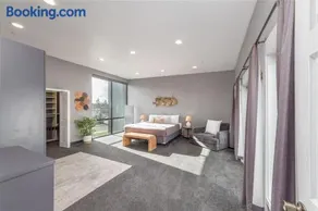 Modern Top Floor 2BR 1BA w Private Rooftop Patio South Hill Near Downtown - Image 2
