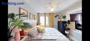 4 Bedroom Vintage Cool House - Image 4