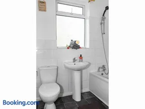 Spacious and Comfy Pad - Perfect for Long Stays and Contractors - Close to Sports Village, Leigh Market, & Mesnes Park - Easy Parking - Speedy WiFi - Free On-Site or Nearby Parking - Private Luxury Garden - Image 5