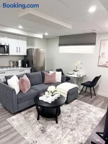 Velvet and Rose Elegant Private 2BR Basement Suite - Image 2