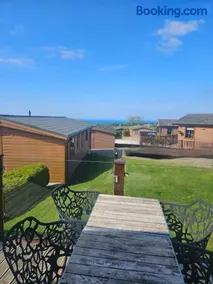 3-Bed Ocean View Lodge - Parking & Terrace - Image 2