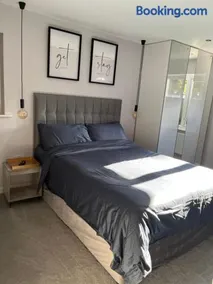 Robins Nest Luxury Bungalow - Image 4