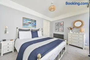 Luxury Georgian Townhouse Moments from the Harbour - Image 2