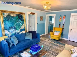 5 Minute Walk To Sofi Art Deco Beach Themed Cottage - Image 2