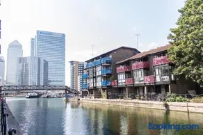 Larger Groups Apartment close to Excel CanaryWharf 02 with Parking - Image 1