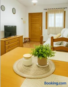 Cozy apartment with terrace & AC, 4 min to sea - Image 4