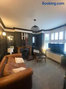 Historic & Stylish Cottage - Image 2